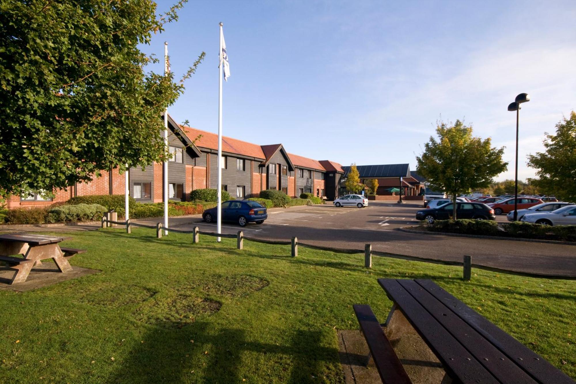 Days Inn Stevenage North Baldock Exterior photo